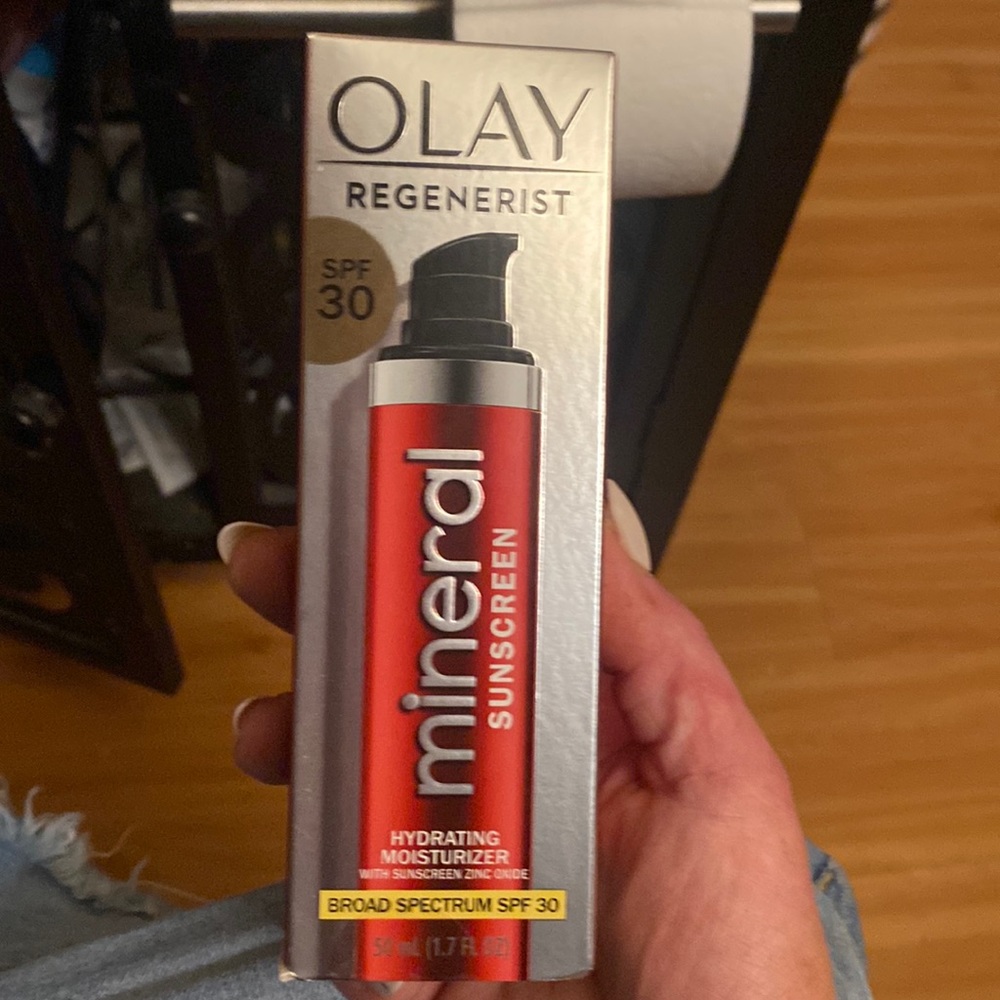 NEW Olay Regenerist Mineral Sunscreen Hydrating Moisturizer SPF 30 1.7 fl oz